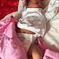 我家宝宝……老是这样睡？伸懒腰以后……怕她头睡变样……怕她腰会弯一边……怎么办？一动她就醒……好...