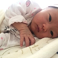 没事总喜欢睁着眼睛，这么小睡觉自己还会笑，笑死我了…，嘿嘿😁