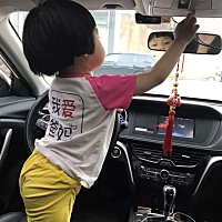 女儿接哥哥放学，在车上等哥哥，自己玩的好开心😃