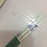 昨晚测的比今天早上测的还要深一点，不是早上深吗？为什么反而淡了呢？最上面那个是早上的，下面两个是...