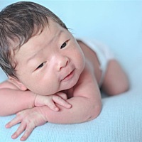 宝贝陪粑粑过的第一个父亲节，这是上帝给我们最好的礼物🎁 感恩ing 今天24天了拍照的姐姐各种的摆弄你...