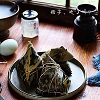 端午安康，吃粽子啦。 一把糯米 、一叶碧绿、一根麻绳 、一夏清香。（五芳斋出品😋）
