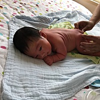 我们今天第七天了，已经喝了两天母乳了，吃饱了就睡，还是挺乖的，爷爷乐的多开心，昨天从老家过来看宝...