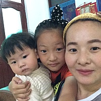 一个人带两个孩子，累并快乐着。