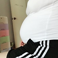 还有一个月的时间，宝宝晚上太爱动了，白天又这么安静，感觉肚皮太紧了，晚上站着的时候都能摸到小宝宝...