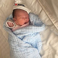 刨腹产健康儿子6⃣️斤1两，有谁知道奶胀的咋办呀