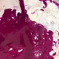 火龙果汁和面👍 火龙果面功效:预防贫血，助消化，预防便秘，促进眼睛健康...