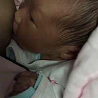 喂奶是个痛苦的过程，有奶出不来……宝宝又吸不饱。只能吸奶器慢慢吸出来喂。