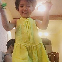 宝妈们，请教一下，有个姐姐女儿十七个月，为什么牙齿，乳牙有慢慢脱落只剩牙根了，宝妈因此很担心，不...