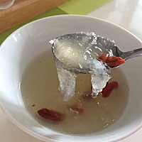 各种下奶的汤都喝了……猪蹄黄豆……排骨汤……乌鸡汤……就是每次吸奶器吸一点，可能有个十毫升……着...