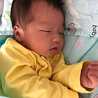 6月8日生了5斤6两的小公举一枚，头发多多，超可爱❤️