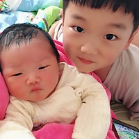 哥俩像吗？二宝三天才把眼睛睁开，希望你俩以后都乖乖的，少让妈妈操点心🥧，爱你们哦😘😘