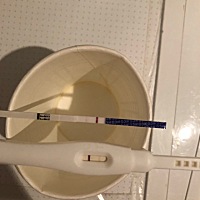 宝妈们，上面那个是晚上测的，下面这个是早上测的，5月22号来的月经……