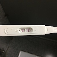 月经推迟的第四天，刚去药店买了验孕棒。请问各位孕妈这是怀孕了吗