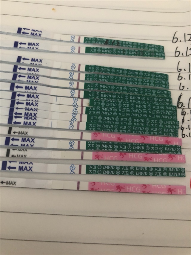 推迟第十天试过有一点印可后来没了，去医院查血也说没有，在家安心等月经，结果没来，6月18测出来一点，今天又测，如图，第一张今天的是最后两条，有吗，这是啥情况，马上就推迟快二十天了。
