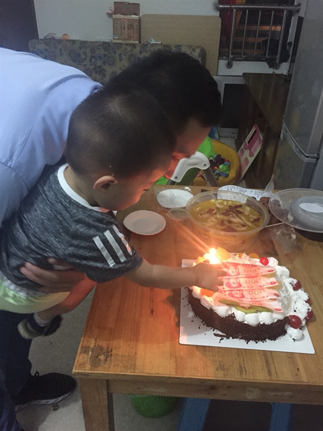 老公抱起儿子一起吹蜡烛，这时候我心里就暗暗发誓，以后每年的生日我们都要在一起。