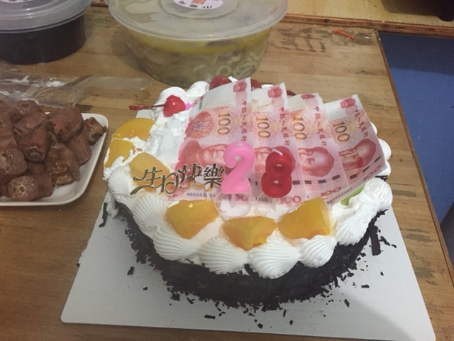 这是我为我老公买的第一个蛋糕，特意定的一个特殊点的，老公花钱比较省，大部分前都花到我们娘俩身上，所以给他定了一个带人名币的