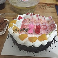 我和我老公结婚4⃣️年，前三年我们有半年的时间是两地分开的。所以我们之间什么情人节啦，生日啦都没有...