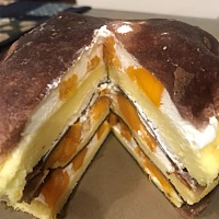 在家里做了个千层蛋糕，真是难看啊，想着千层皮做个巧克力的，结果如此黑，好在味道很不错，只是太费时...