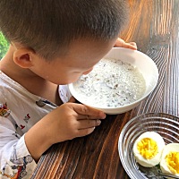 昨天炖了一大碗桃胶，密封罐装好放冰箱，夏天早上搭配牛奶，水果，燕窝一起吃非常方便而且美白养颜。但...