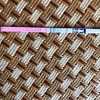 大家帮忙看下，排卵试纸这样是什么情况