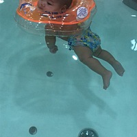 宝宝第一次游泳🏊🏻，好勇敢额，玩得很开心