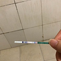 月经推迟五天了 平常最晚最晚推迟也就两天！zzy试纸还是半死不拉活的样子