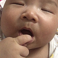 自己吃着手指睡着了，不知道要不要买安抚奶嘴。