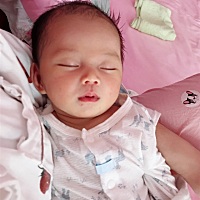 宝宝19天了。老是自己把自己吓醒。要人抱。没有安全感