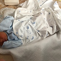 现在这个天气宝宝这样盖会不会太多，刚刚出生三天，现在我这边都是三十多度，一个薄的一个厚一点点。 可...