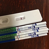 上个月27号结束的月经，这是昨晚和今天早晨测试的，差不多半个小时出来的这么浅的线，这不会是假阳性吧。