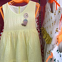 看见小裙子 我就走不动😂😂