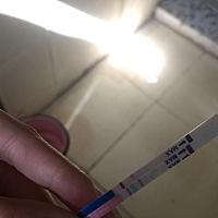 到底咋回事啊！第一个图是昨天下午测的！昨天晚上侧的白版！刚刚又测了还是一条浅一条深排卵强阳！很无...