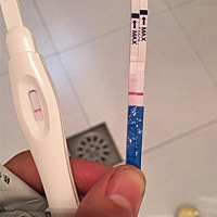 16号是排卵期，25日测了下有浅浅的一杠，同一时间我又测了2次又没有显示了，第二天早上测了下，又是很浅...