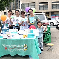 团队的小伙伴一起地推，虽然结婚生子，也可以又自己事情做