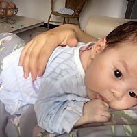 孩子刚满月了吃合生元益生菌说明上一日两次一次一袋 、在实体店买的时候说一日一次一次半袋 有知道具体...