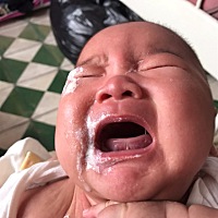 练抬头趴着，结果吐奶吐了一脸。