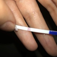 测纸是昨晚测得。  验孕棒是早上测得，下午才显示出来