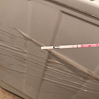 平时月经推迟三天，今天月经推迟两天，验孕条显示两条杠。不确定是不是怀孕啊？而且昨天晚上吃了好多久...