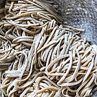 婆婆的手擀面 煮完一股淡淡的小麦香 好吃有筋道😋 （面粉没有增白剂，就是食物原本的颜色） ​​​