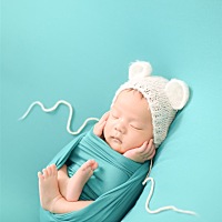 崽崽还有两天满月了，😄😄9斤了，可爱好玩～～感谢上帝赐予我们的一切！！想想一开始的乌龙事件，医...