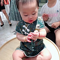 宝宝老是过敏 基本天天过敏反复当中 有相同的宝妈们吗 该怎么办 去了几家医院了 昨天去挂了一家医院的专...