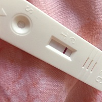 五月30号末次月经，到现在没来大姨妈，早上测的，旁边有浅浅的一道，是怀孕啦吗？