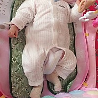 宝宝两个多月了，开始喔喔的给我说了，也喜欢笑，真是一天天一个样儿，妈妈许你健健康康长大。妈妈陪你...