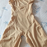 产后肚子难看的不忍直视😭买个产后修复美体塑身内衣，表示现在只能套到大腿😂😂