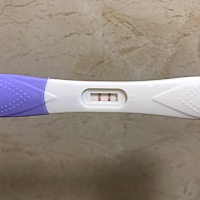 5🈷️29日的姨妈日，今天早上用验孕棒测了一下貌似有了，预约下周六去医院做检查。期待ing，希望一切...