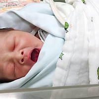 40+1顺产女宝，6斤。哈哈终于卸货。怀孕胖了20斤，才卸掉10斤，肚子上全是肉，心塞塞。