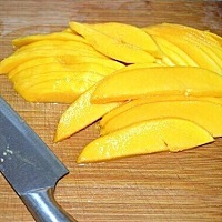 夏天必不可少的就是芒果，每次买回芒果，放置时间短，所以就做成芒果干！ 今天就教大家一个既能爱吃时候...