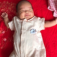 我的小公主，今天穿新衣服……看她多开心……难得抓拍到你的笑脸……爸爸妈妈爱你😘……