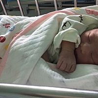 宝宝出生第8天了。月子里的小宝贝真的是难带啊，一天到晚都是哭哭哭😭自从有了你.我没有一天是睡够的...